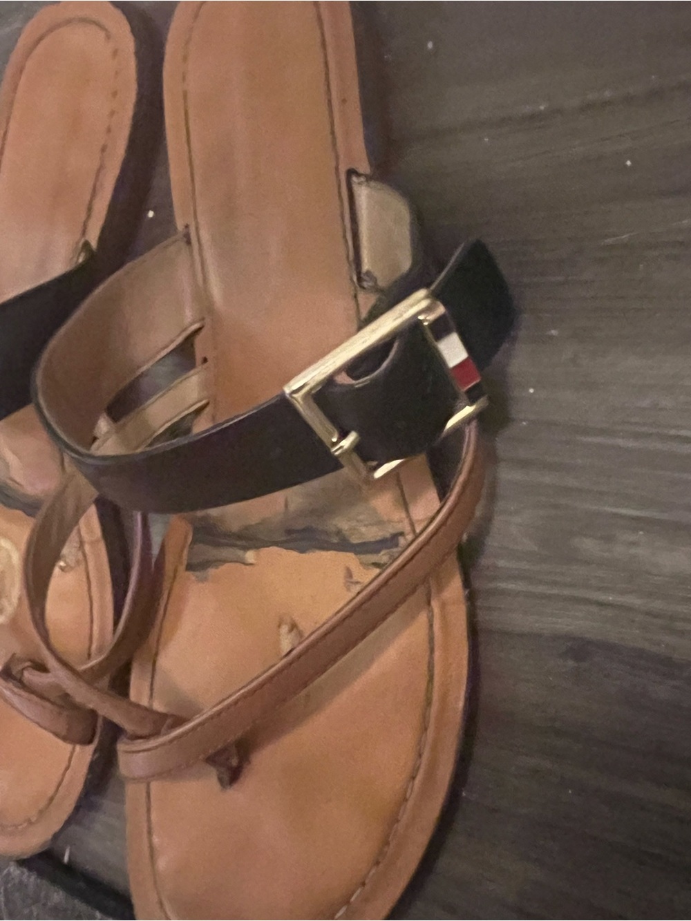 Tommy Hilfiger Black and Tan Toe-Loop Buckle Sandal 8.5 lahyla thong - Picture 4 of 5